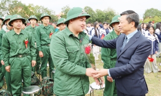 Phó Chủ tịch UBND tỉnh Đào Quang Khải gặp gỡ, động viên tân binh tại điểm giao nhận quân số 6 