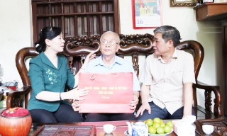 Chủ tịch Ủy ban MTTQ tỉnh Nguyễn Thị Hà thăm, tặng quà người có công tại xã Phật Tích và Tân Chi
