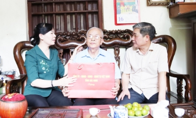  Chủ tịch Ủy ban MTTQ tỉnh Nguyễn Thị Hà thăm, tặng quà người có công tại xã Phật Tích và Tân Chi