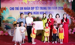 Trưởng Ban Tuyên giáo Thành ủy Nguyễn Đình Lợi tặng quà Trung thu Trường Mầm non Vũ Ninh