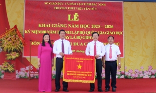 Phó Chủ tịch UBND tỉnh Lê Xuân Lợi dự lễ khai giảng tại Trường THPT Việt Yên số 2