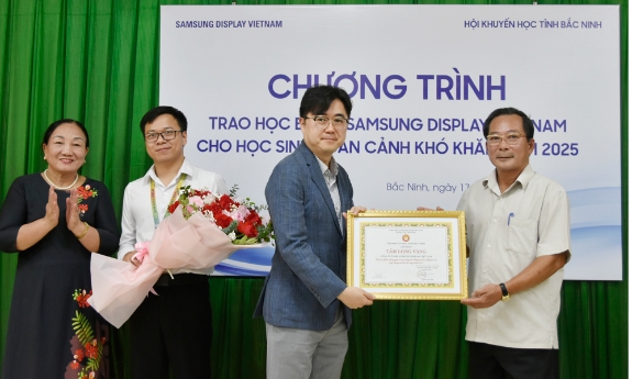 Samsung Display trao tặng 100 suất học bổng cho học sinh khó khăn 
