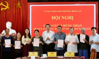 Phường Bồng Lai trao giấy chứng nhận quyền sử dụng đất tái định cư cho hộ dân