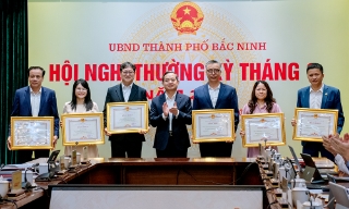 Bắc Ninh: Khen thưởng 4 tập thể, 2 cá nhân xuất sắc trong thu hút đầu tư và nộp ngân sách Nhà nước