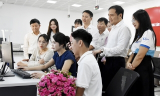 Phó Chủ tịch UBND thành phố Bắc Ninh Đào Thanh Trường kiểm tra việc triển khai mô hình Trợ lý Nhân dân tại cơ sở