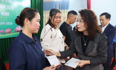   Phó Bí thư Thường trực Tỉnh uỷ Nguyễn Thị Hương tặng quà Tết cho các hộ nghèo xã Sa Lý