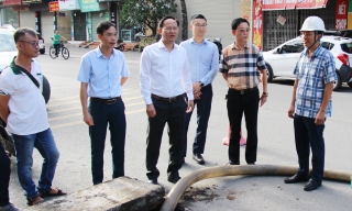 Bắc Ninh: Phó Chủ tịch UBND tỉnh Phạm Văn Thịnh kiểm tra, động viên công nhân nạo vét cống thoát nước phường Bắc Giang