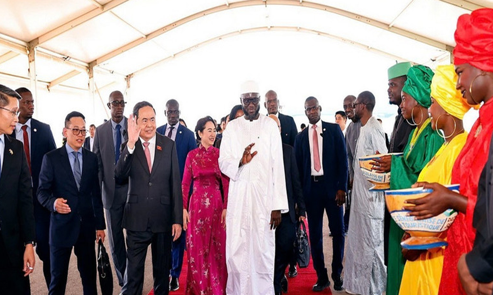  Chủ tịch Quốc hội Trần Thanh Mẫn đến Dakar, bắt đầu thăm chính thức Senegal