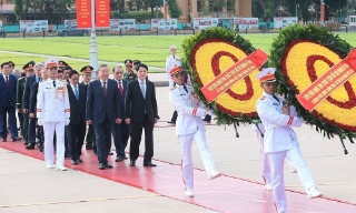 Lãnh đạo Đảng, Nhà nước dâng hương tưởng niệm các Anh hùng liệt sĩ và vào Lăng viếng Chủ tịch Hồ Chí Minh