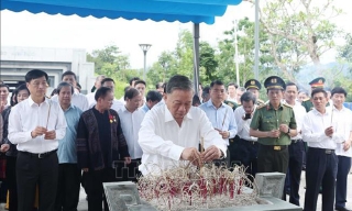 Tổng Bí thư Tô Lâm dâng hương tưởng niệm các Anh hùng, Liệt sĩ tại Điện Biên
