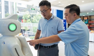 Người dân đi làm giấy tờ ở Hà Nội bất ngờ vì được ăn uống miễn phí