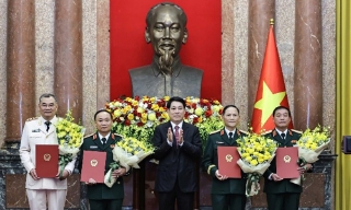 Chủ tịch nước Lương Cường trao quyết định thăng quân hàm, cấp bậc hàm cho sĩ quan cấp cao Quân đội và Công an