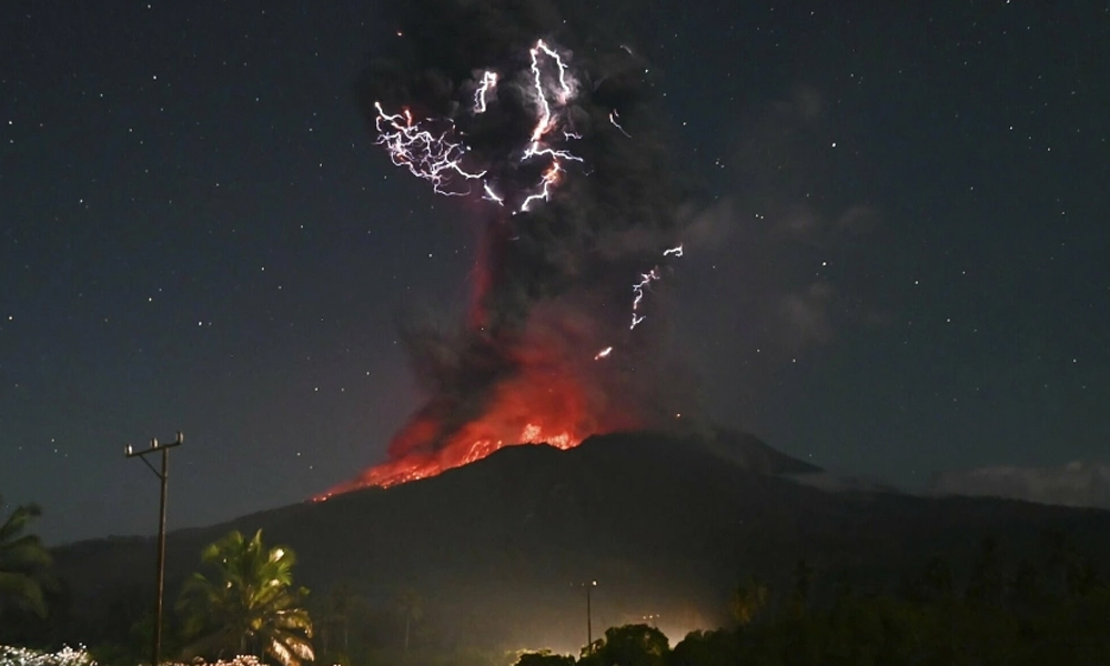  Núi lửa Indonesia phun trào, tro bụi bốc cao 18 km
