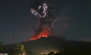 Núi lửa Indonesia phun trào, tro bụi bốc cao 18 km