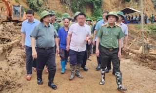 Thủ tướng Phạm Minh Chính thăm hỏi, động viên bà con nhân dân; kiểm tra công tác khắc phục hậu quả thiên tai tại Điện Biên