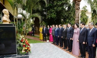 Chủ tịch nước Lương Cường dâng hoa tại Tượng Bác Hồ và Bia tưởng niệm trên Đại lộ Hồ Chí Minh ở thủ đô Luanda