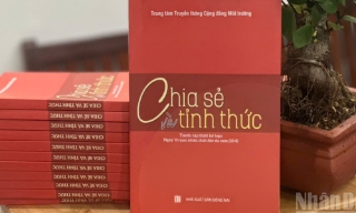 Ra mắt cuốn sách “Chia sẻ và thức tỉnh”- Hành trình truyền thông nhân văn kết nối cộng đồng bằng nghệ thuật thị giác