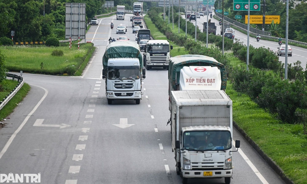  Bức xúc xe hơi phải bám đuôi xe tải "rùa bò" trên quốc lộ Hà Nội - Bắc Ninh