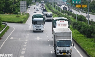 Bức xúc xe hơi phải bám đuôi xe tải "rùa bò" trên quốc lộ Hà Nội - Bắc Ninh