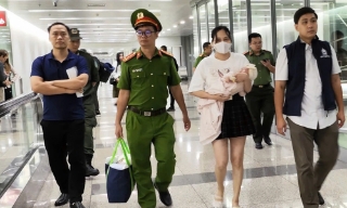 Vợ 'Mr Hunter' Lê Khắc Ngọ bị dẫn giải về Việt Nam
