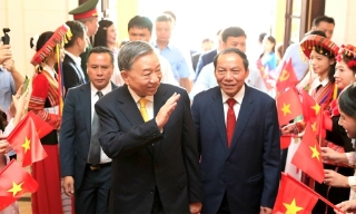 Tổng Bí thư Tô Lâm trao Huân chương Lao động hạng Nhất cho Bộ Văn hoá - Thể thao và Du lịch.
