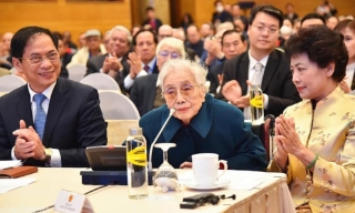 Nguyên Phó Chủ tịch nước Nguyễn Thị Bình đón nhận danh hiệu Anh hùng Lao động