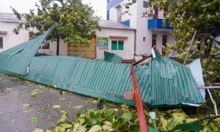 Ba người chết, hơn 6.800 nhà tốc mái do bão số 5