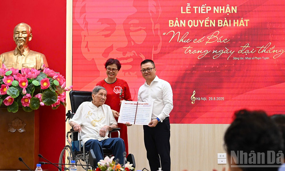  Nhạc sĩ Phạm Tuyên trao tặng ca khúc “Như có Bác trong ngày đại thắng” cho Báo Nhân Dân