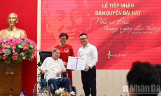 Nhạc sĩ Phạm Tuyên trao tặng ca khúc “Như có Bác trong ngày đại thắng” cho Báo Nhân Dân