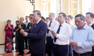 Tổng Bí thư Tô Lâm dâng hương tưởng niệm Chủ tịch Hồ Chí Minh tại Di tích nhà số 48 Hàng Ngang, Hà Nội