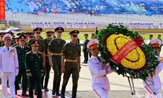Đoàn quân đội các nước tham gia diễu binh, diễu hành vào Lăng viếng Chủ tịch Hồ Chí Minh