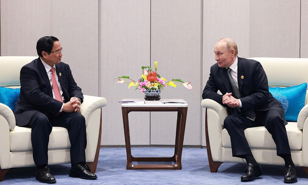  Thủ tướng Phạm Minh Chính gặp Tổng thống Nga Vladimir Putin