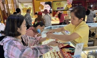 Thủ tướng Chính phủ yêu cầu báo cáo tình hình, giải pháp quản lý thị trường tiền tệ, vàng, chứng khoán