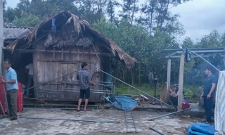 Sét đánh chết nam thanh niên đang xem điện thoại trong nhà