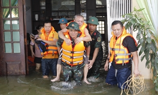 Lực lượng vũ trang ứng cứu hàng trăm hộ dân phường Đa Mai đến nơi an toàn