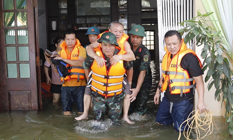  Lực lượng vũ trang ứng cứu hàng trăm hộ dân phường Đa Mai đến nơi an toàn