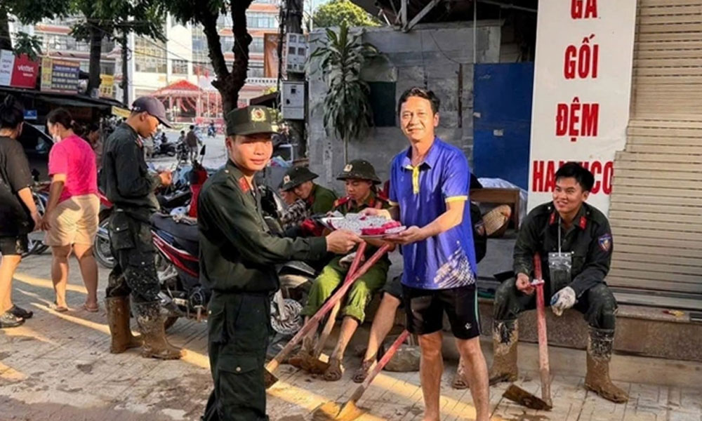  Người Thái Nguyên đứng kín 2 bên đường, bịn rịn chào tạm biệt các chiến sỹ