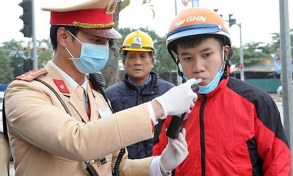  Cảnh sát giao thông kiểm tra nồng độ cồn trên toàn quốc