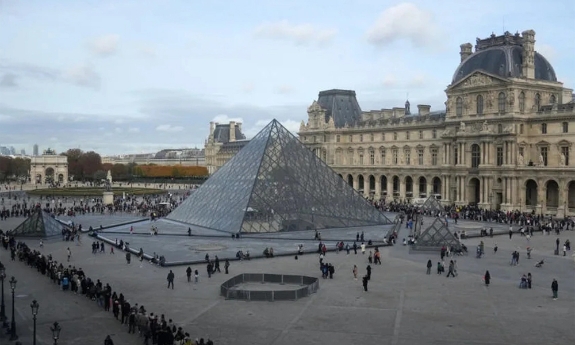 Pháp bắt nghi phạm vụ trộm 102 triệu USD trang sức từ bảo tàng Louvre