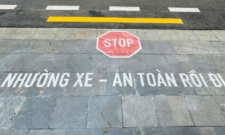 Cục CSGT thí điểm sơn chữ "Nhường xe - an toàn rồi đi” trên đường Hà Nội