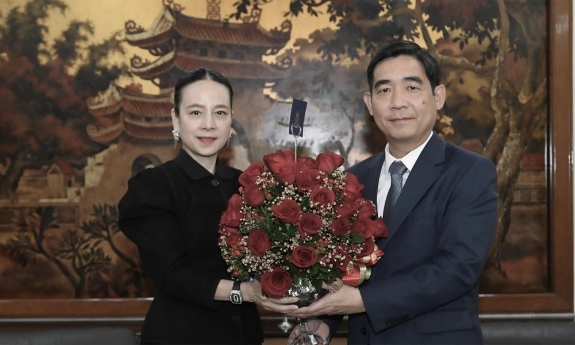 Madam Pang đến Đại sứ quán Việt Nam để xin lỗi vụ dùng sai Quốc kỳ