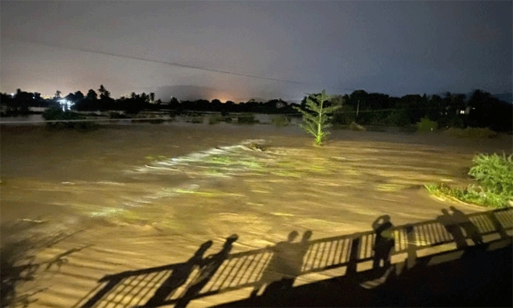 Vỡ hồ chứa nước tại trang trại nuôi gà trên núi, cuốn trôi một gia đình 3 người