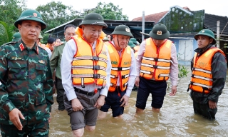 Tổng Bí thư Tô Lâm thăm, tặng quà người dân bị ảnh hưởng do mưa lũ tại Huế