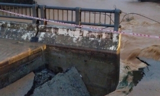 Sập mố cầu Phú Mậu trên tuyến tỉnh lộ 14B, giao thông vùng Nam Đông-Huế bị chia cắt