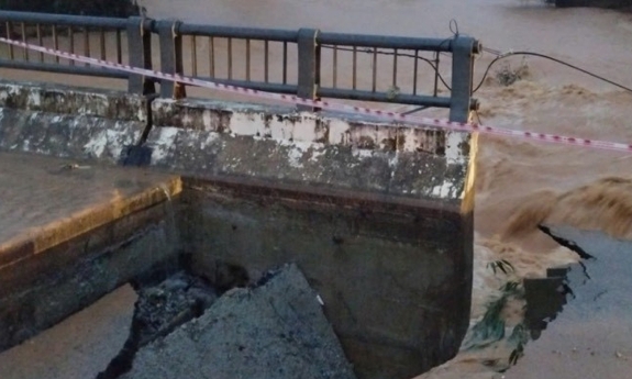 Sập mố cầu Phú Mậu trên tuyến tỉnh lộ 14B, giao thông vùng Nam Đông-Huế bị chia cắt