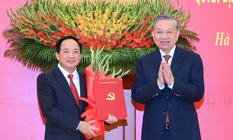  Tổng Bí thư Tô Lâm trao các quyết định của Bộ Chính trị về công tác cán bộ