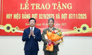 Đảng ủy xã Tam Tiến trao Huy hiệu Đảng cho 15 đảng viên