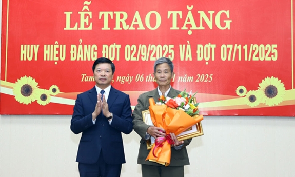 Đảng ủy xã Tam Tiến trao Huy hiệu Đảng cho 15 đảng viên