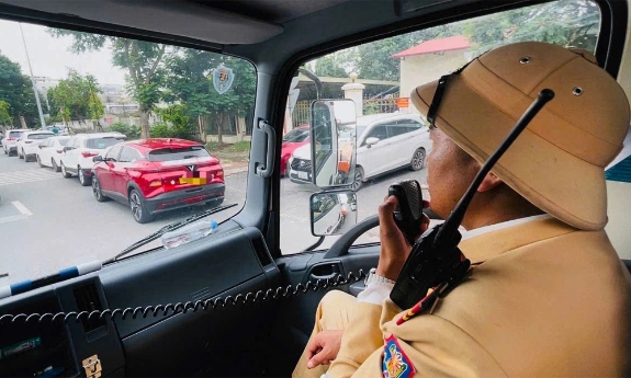 Cảnh sát giao thông bí mật ghi hình, xử lý loạt tài xế ô tô đỗ sai trước sân bay Nội Bài