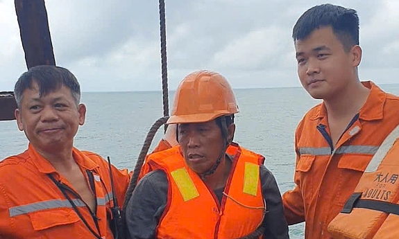 Người sống sót 42 giờ trên biển: 'Uống nước mưa, ăn cua sống để cầm cự'